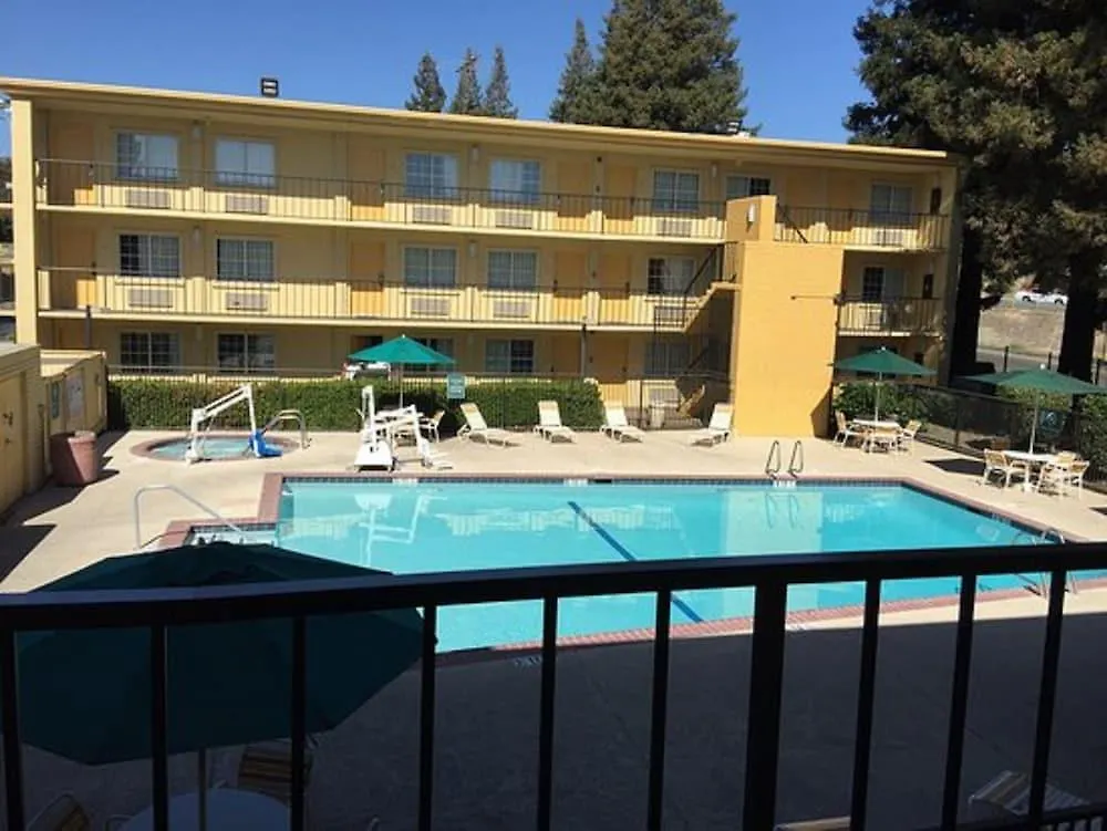 Howard Johnson By Wyndham Sacramento Downtown