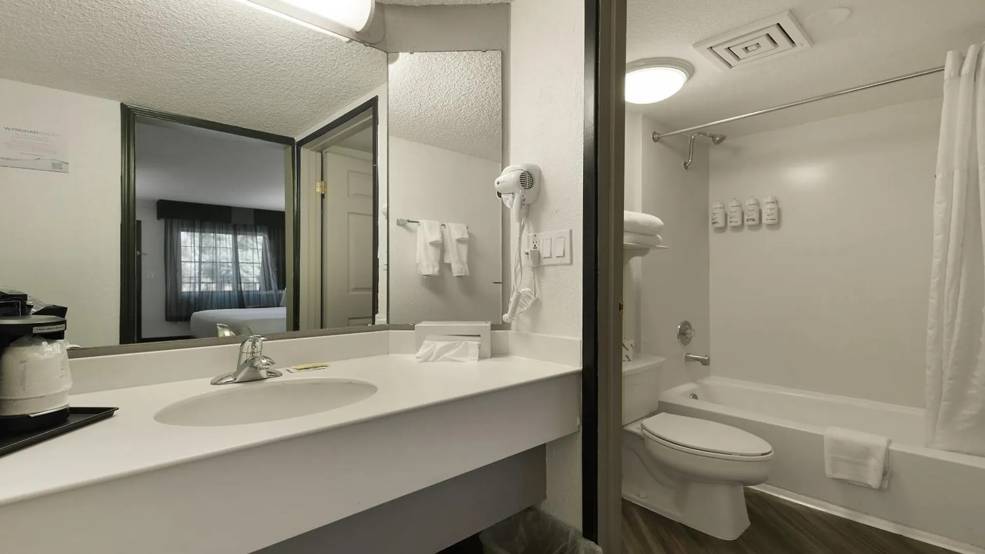 Howard Johnson By Wyndham Sacramento Downtown USA