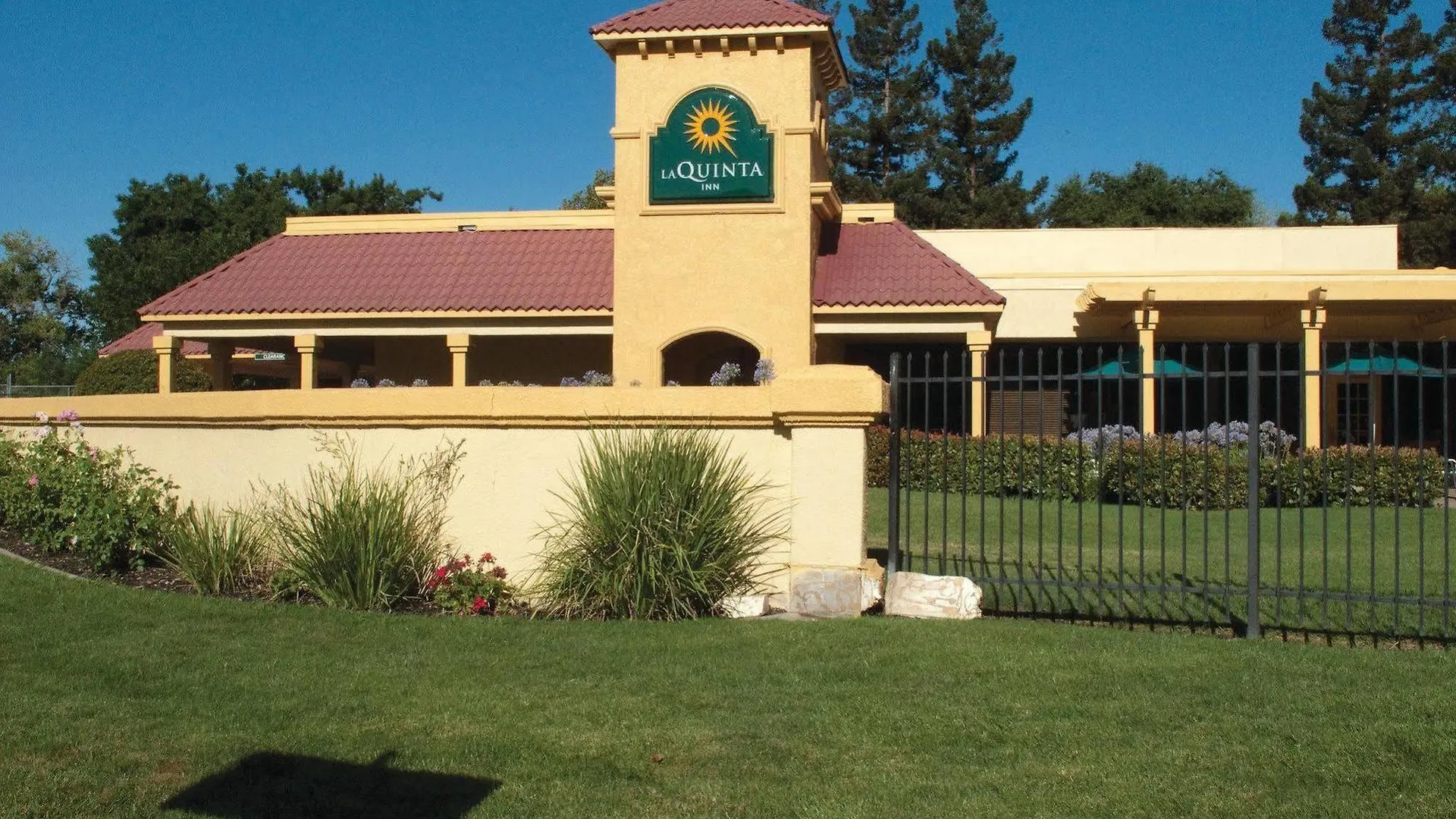 Howard Johnson By Wyndham Sacramento Downtown USA